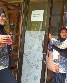 Dari Pekarangan Menuju UMKM Naik Kelas: KWT Kasturi Banjarbaru Berguru ke Rumah Talipuk Amuntai